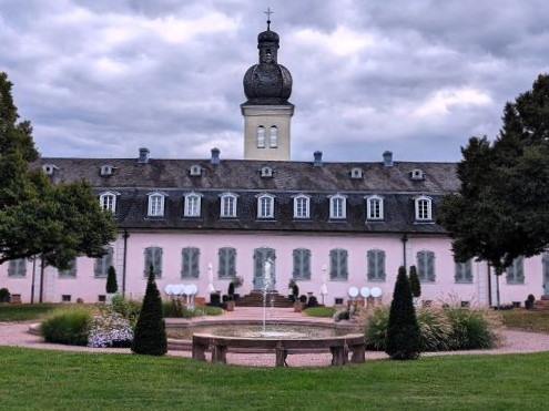 Kürzlich haben wir ein echtes Kleinod entdeckt: den Schlossgarten von Schloss Braunhardt - ein echter Geheimtipp im Rhein-Maingebiet. Der charmante Schlosspark ist ideal für Spaziergänge und zum Entspannen und zu besonderen Anlässen öffnet das Schloss seine Türen für Besucherinnen und Besucher.